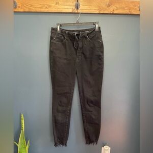 Judy Blue
Size 9/29
Black
Skinny Jean
Frayed hem
Lots of stretch!
EUC